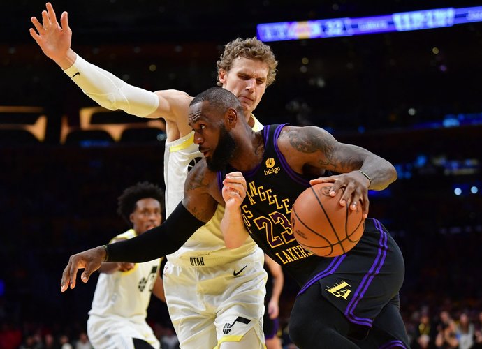 L.Jamesas išvedė „Lakers“ į naujo turnyro atkrintamąsias (Scanpix nuotr.)