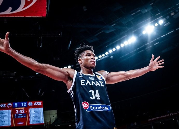 G.Antetokounmpo aplenkė LeBroną (FIBA nuotr.)