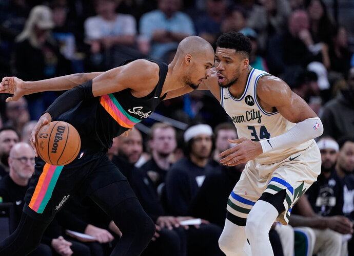 V.Wembanyama tvirtai laimėjo prieš G.Antetokounmpo (Scanpix nuotr.)