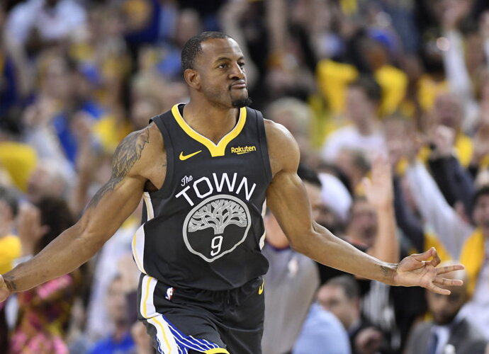 Memfyje būti nenorintis A.Iguodala sulaukia kreivų jaunimo žvilgsnių (Scanpix nuotr.)