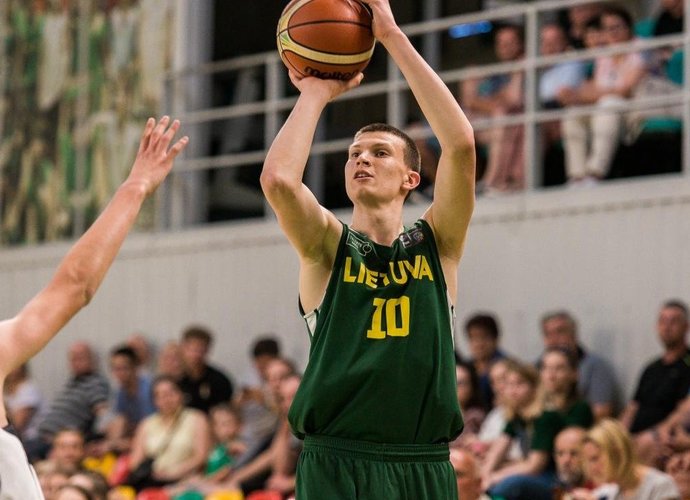 P.Murauskas varžovus dažnai baudė blokais (Lino Žemgulio nuotr.)