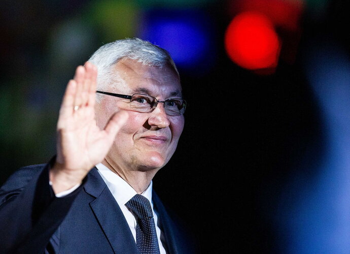 J.Kazlausko marškinėliai iškilo į arenos palubes (BNS nuotr.)