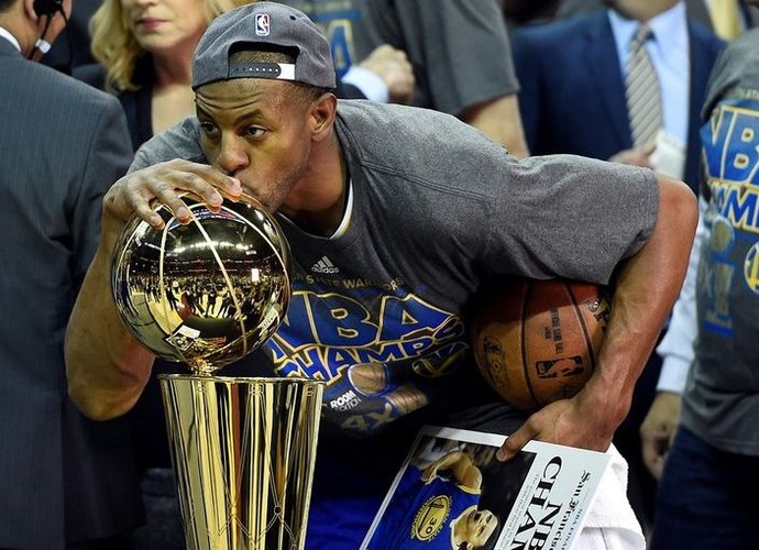A.Iguodala atsiėmė apdovanojimą (Scanpix nuotr.)