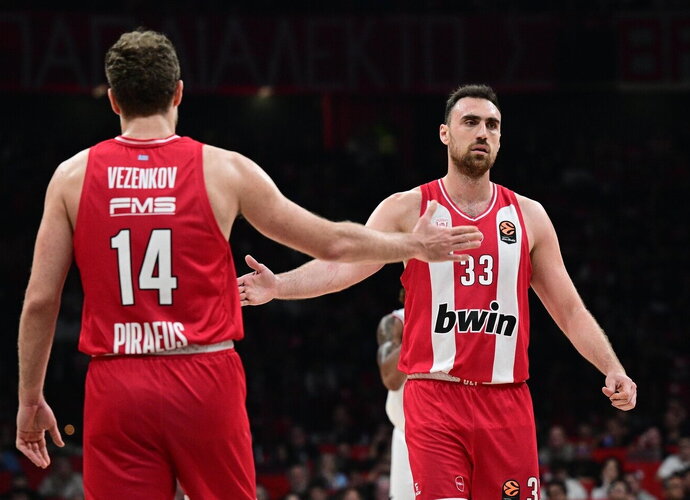 „Olympiacos“ dominavo pirmame serijos mače
