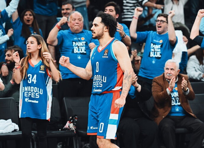 „Anadolu Efes“ išplėšė lemiamas serijos rungtynes