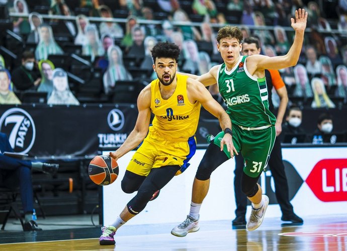 E.Bryantas keliasi į NBA (BNS nuotr.)