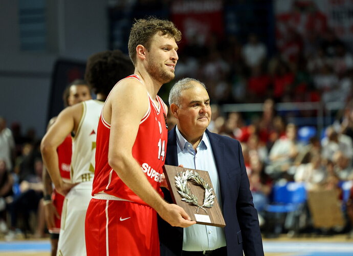 A.Vezenkovas žibėjo