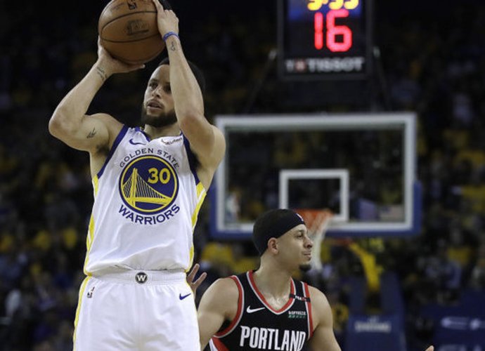 S.Curry paliko brolį skėsčioti rankomis (Scanpix nuotr.)