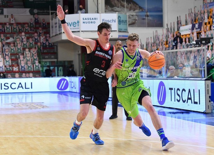 Dažni E.Bendžiaus tritaškiai skriejo pro šalį (FIBA Europe nuotr.)