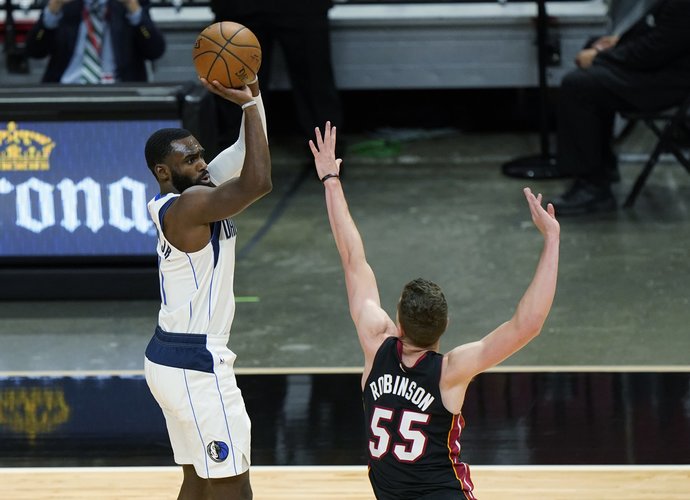 T.Hardaway'us jaunesnysis įspūdingai atakavo iš toli (Scanpix nuotr.)