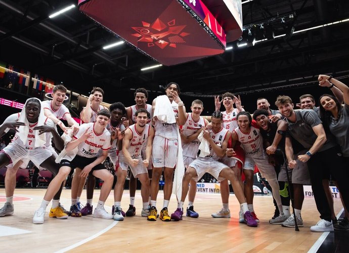 Šveicarai švenčia pateiktą staigmeną (FIBA nuotr.)