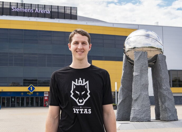 C.Bairstow dalijosi mintimis apie mačą