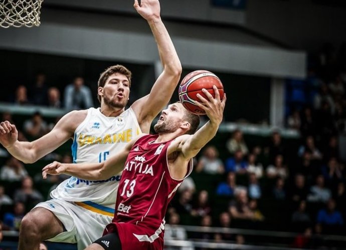 J.Strelniekas demonstruoja fantastišką formą (FIBA nuotr.)