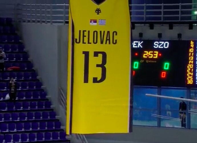 S.Jelovaco marškinėliai kilo į arenos palubes