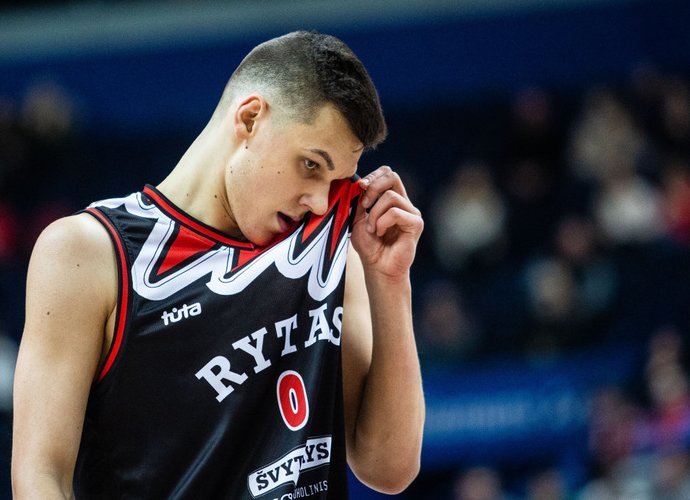 D.Sirvydis daug atakavo iš toli (BNS nuotr.)
