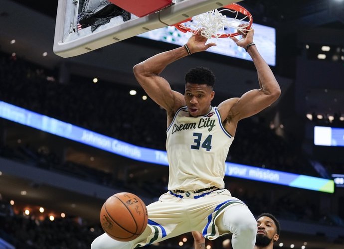 G.Antetokounmpo savo ekipą vedė jau į 15 pergalę iš eilės (Scanpix nuotr.)