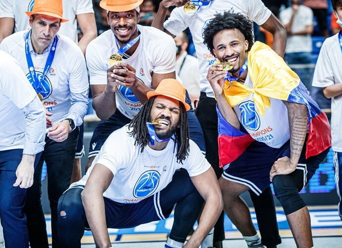 „Ironi“ pelnytai džiaugiasi istorine akimirka (FIBA Europe nuotr.)
