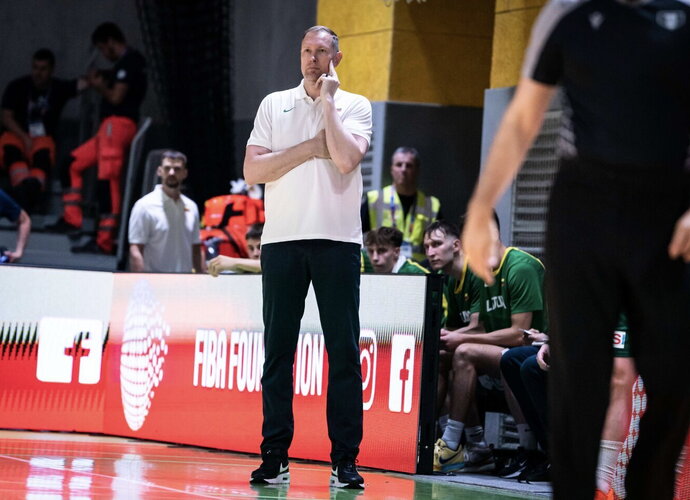 D.Songaila ruošiasi pokalbiui su ALK vadovais (FIBA nuotr.)
