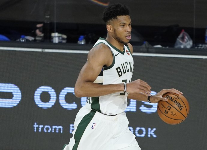 G.Antetokounmpo vedė į pergalę „Bucks“ (Scanpix nuotr.)