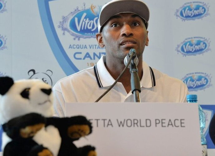 Klubas oficialiai pristatė Metta World Peace (Scanpix nuotr.)