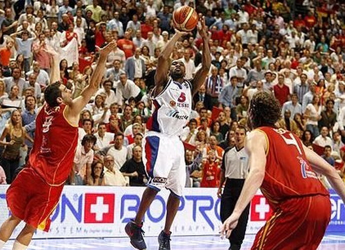 Šis J.R.Holdeno metimas lėmė rusams aukso medalius (FIBA Europe nuotr.)