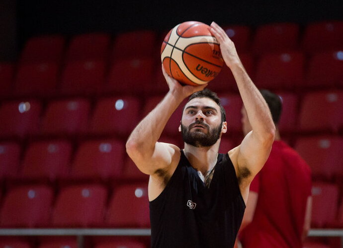 M.Farrellas bandys įsitvirtinti NBA klube (BNS nuotr.)