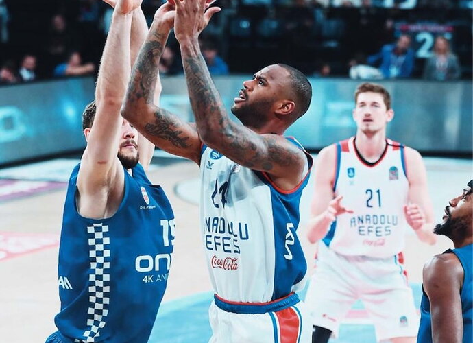 A.M'Baye užkūrė Eurolygos čempionų puolimą