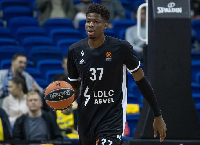 K.Antetokounmpo galingai įkrovė kamuolį iš viršaus (Scanpix nuotr.)