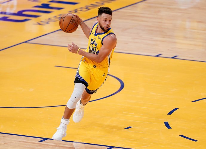 S.Curry per tris kėlinius pataikė net 10 tritaškių (Scanpix nuotr.)
