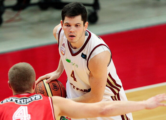 V.Čižauskas pranoko D.Krestininą (Foto: Augustas Didžgalvis)