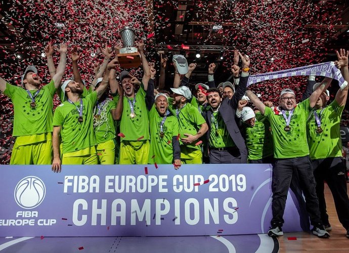 Sasario klubas džiaugėsi trofėjumi (FIBA Europe nuotr.)