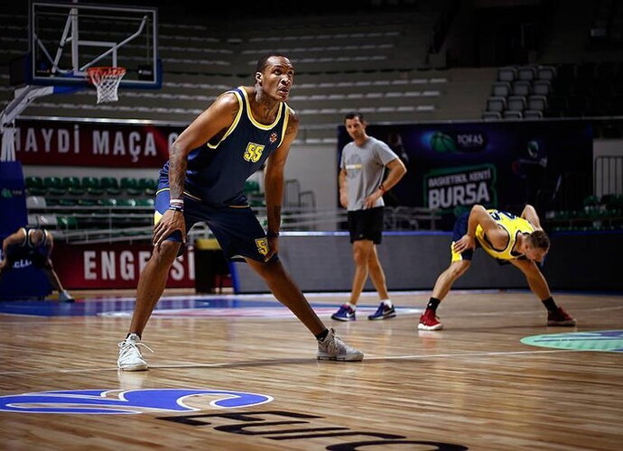 R.Upshaw turėjo skolintis sportbačius