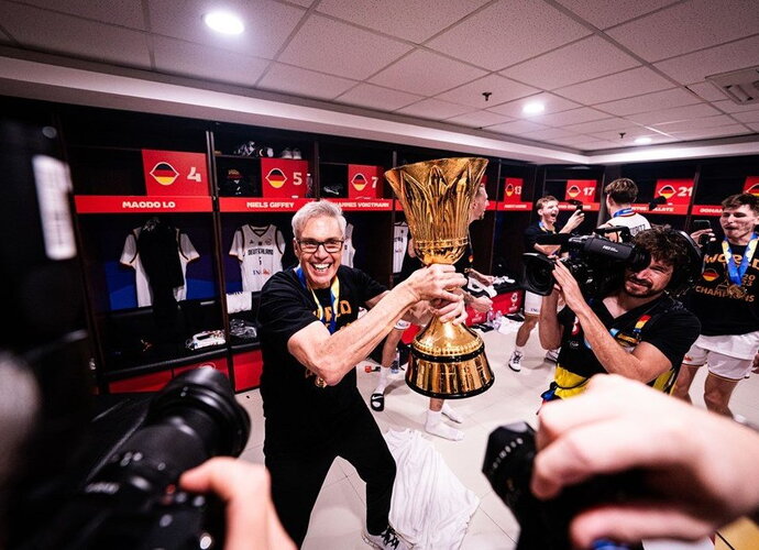G.Herbertas džiaugiasi Pasaulio taure (FIBA nuotr.)