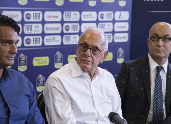 Larry Brownas laukia medikų leidimo grįžti į darbus (Scanpix nuotr.)