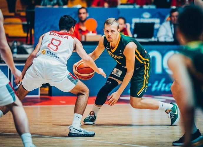 A.Velička treniruosis su „Lietkabelio“ žaidėjais (FIBA Europe nuotr.)