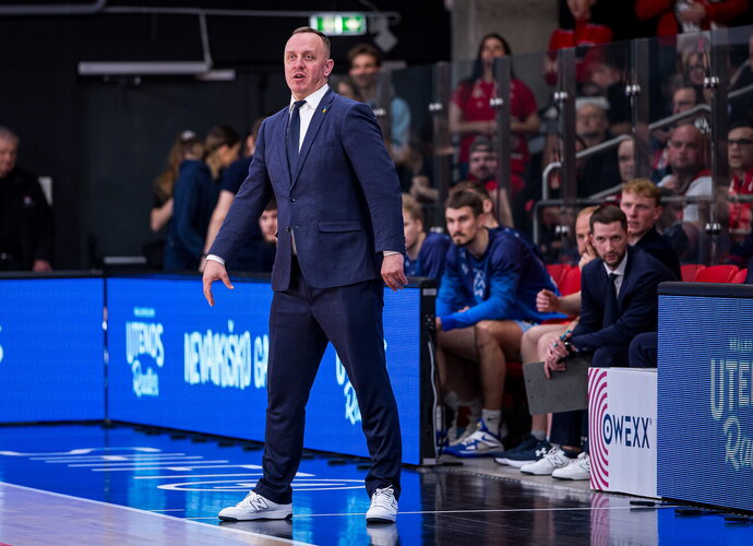 M.Šernius oportunistiškai žvelgia į laukiančias atkrintamąsias (Foto: Rokas Lukoševičius)