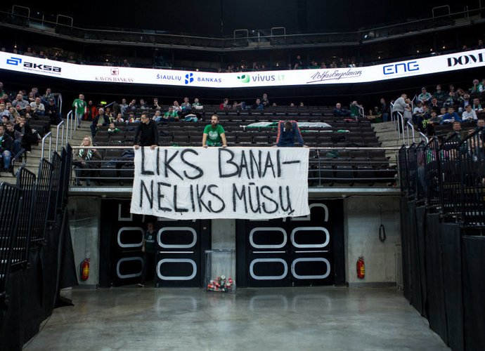 Toks plakatas buvo iškeltas „Žalgirio“ arenoje (BNS nuotr.)