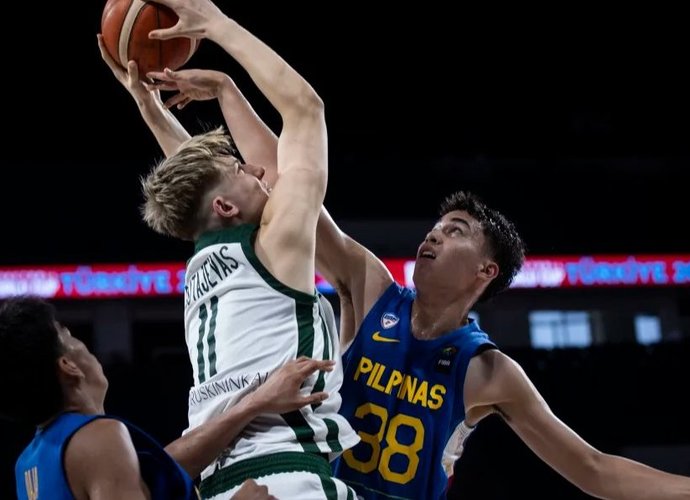 A.Butajevas žibėjo atidarymo mače (FIBA nuotr.)