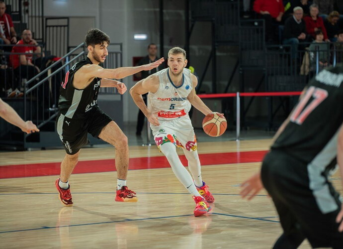 D.Tarolio ekipa nutolo nuo atkrintamųjų (FIBA nuotr.)