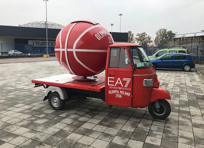 „AX Armani“ „tuk–tuk'as“ įsitaisė priešais pat įėjimą (Krepsinis.net nuotr.)
