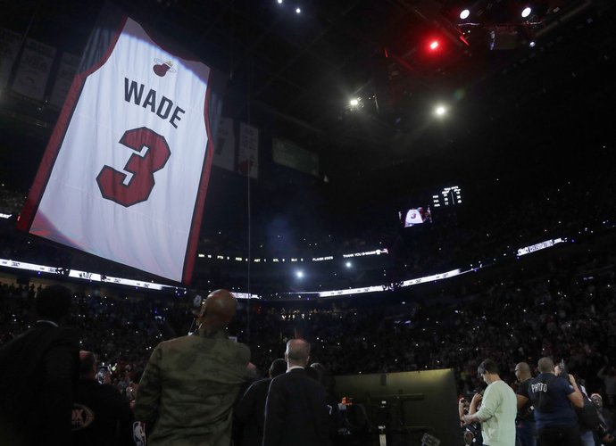 D.Wade'o marškinėliai buvo iškelti į arenos palubes (Scanpix nuotr.)
