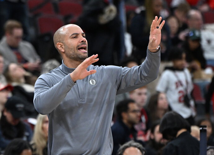 J.Fernandezas prasimušė į NBA ir M.Browno dėka (Scanpix nuotr.)