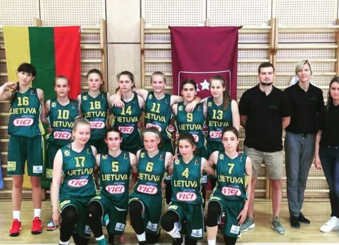 Merginos pasidabino sidabro medaliais (LKF nuotr.)