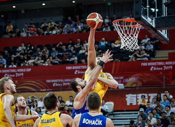 A.Bogutas teigė, kad nespėja atsistatyti (FIBA nuotr.)