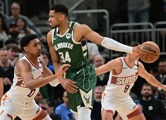 G.Antetokounmpo dominavo prieš Arizonos klubą (Scanpix nuotr.)