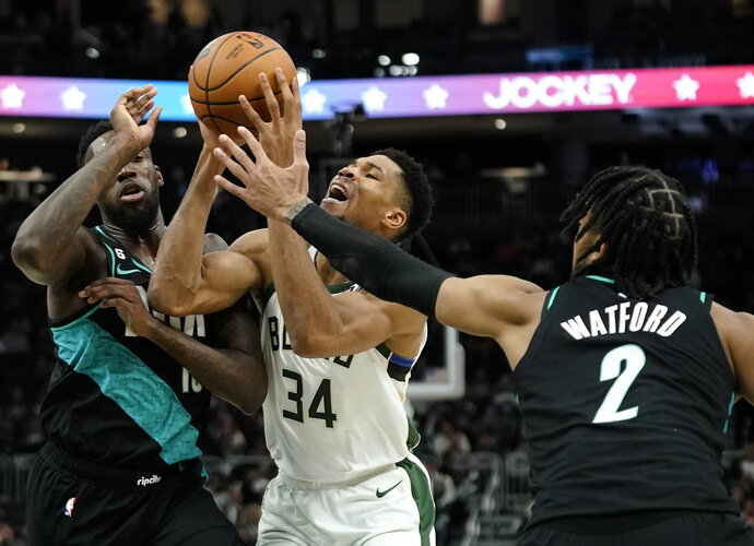 G.Antetokounmpo vedė ekipą į pergalę (Scanpix nuotr.)