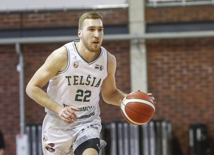 D.Rasys neklydo mesdamas iš toli 
