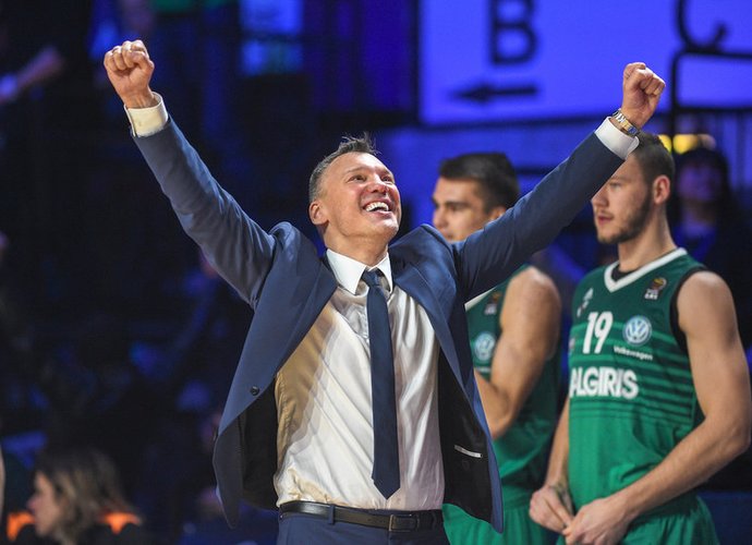 Š.Jasikevičius brangina su Lietuvos rinktine iškovotą Europos auksą (Fotodiena.lt)