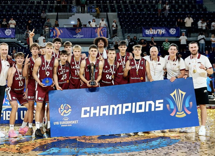 Latviai švenčia titulą (FIBA nuotr.)
