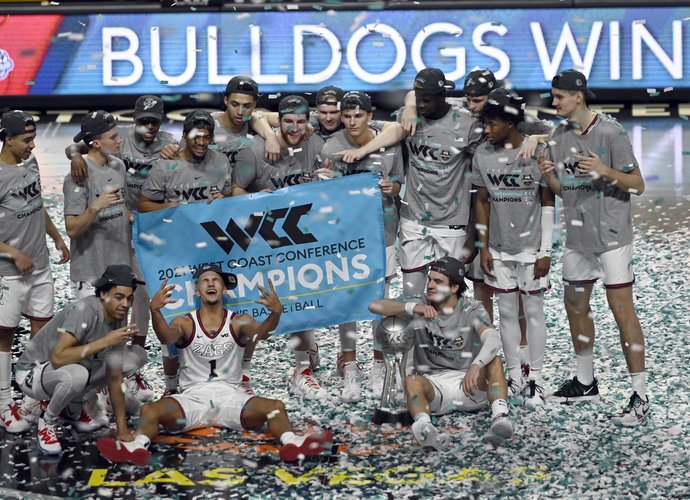 „Bulldogs“ švenčią trofėjų (Scanpix nuotr.)